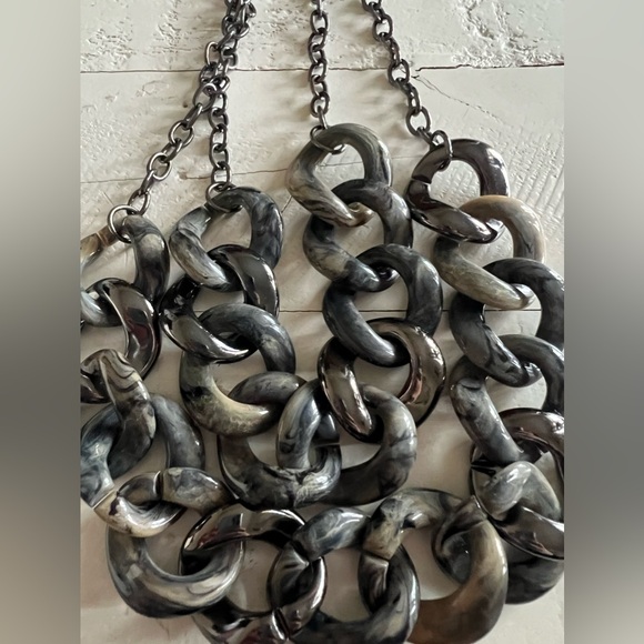 Linea by Louis Dell’Olio grey/taupe tort print plastic multilayer chain necklace - Picture 2 of 5